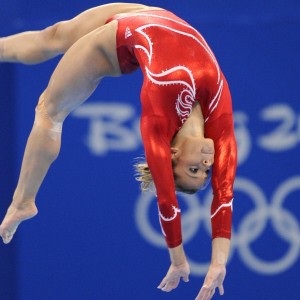 九游网页版入口-控球球员如何根据节奏判断空位形成时机，控球技能